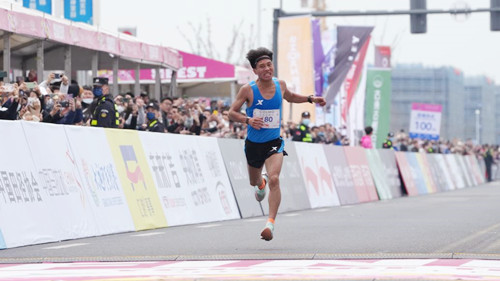 何杰：2小时7分30秒创造男子马拉松全国新纪录