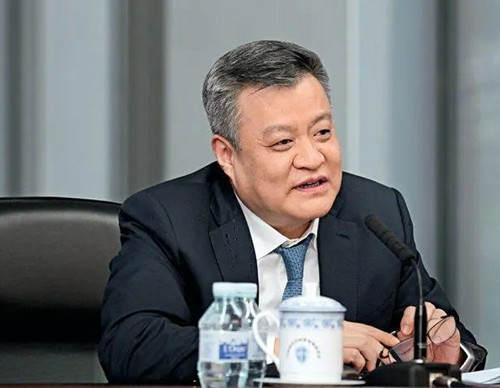 王江：从大学助教到中央金融办副主任