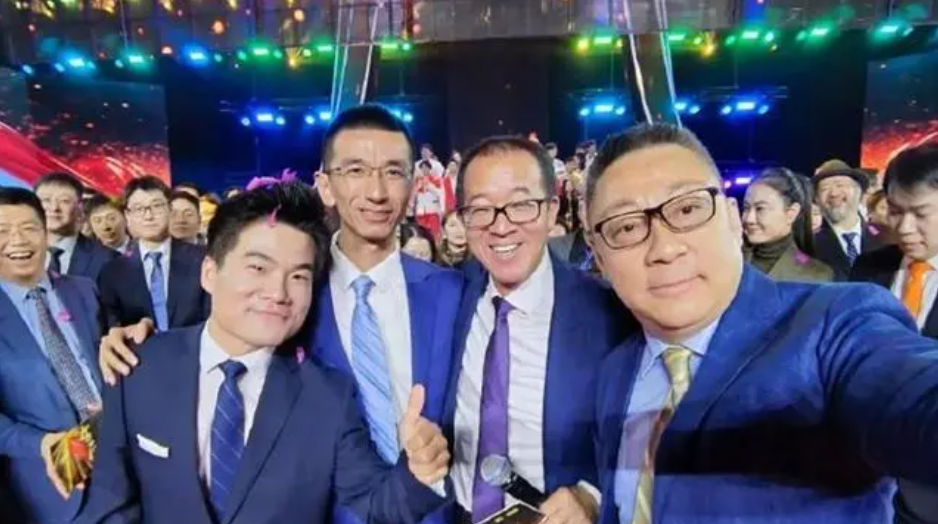 被“捧杀”的董宇辉，毁在了“饭圈文化”！