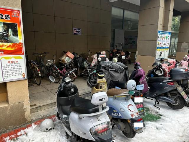 南京居民楼火灾触目惊心，新鸿运物业因“摆烂”被骂上热搜
