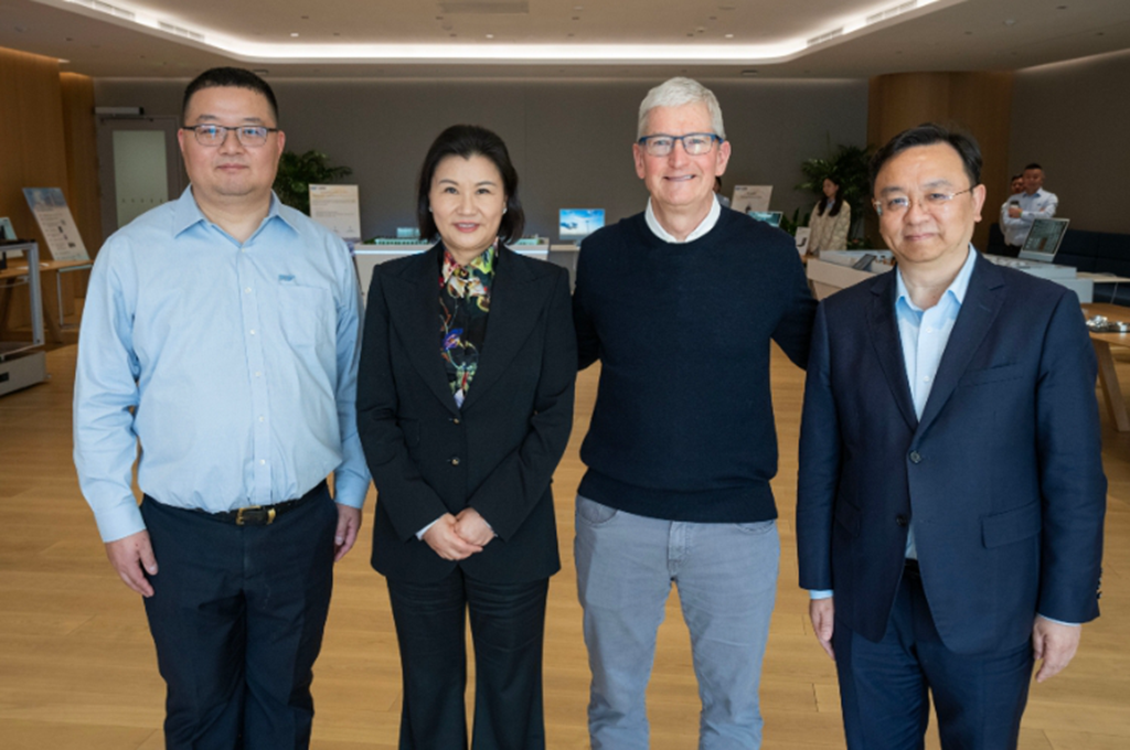 苹果CEO库克再访上海 重申中国供应链重要地位