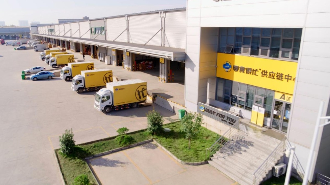不停“整活”的零食很忙，怎么就跨入万店时代了？