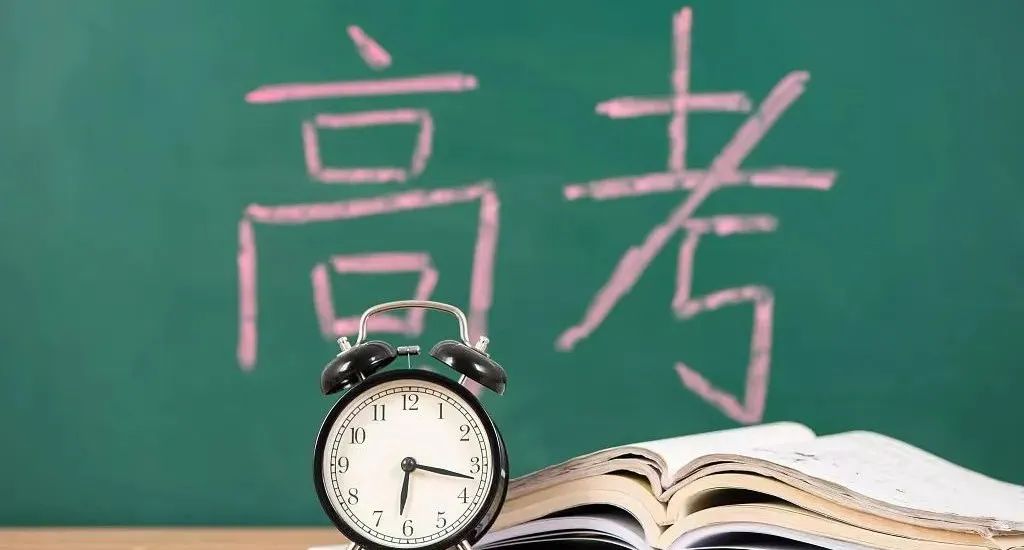 靠谱AI单挑张雪峰，高考志愿听谁的？
