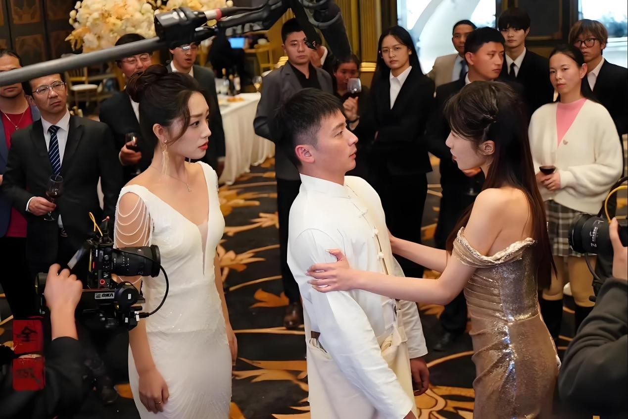 快餐化短剧,凭什么“碾压”半个互联网?