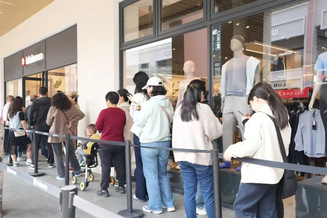 年轻人在奥莱“扫货”,“既要品质又要便宜”具象化了