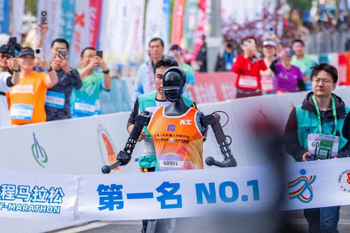 人形机器人半程马拉松背后，一场“硅基生命”的叛逆宣言