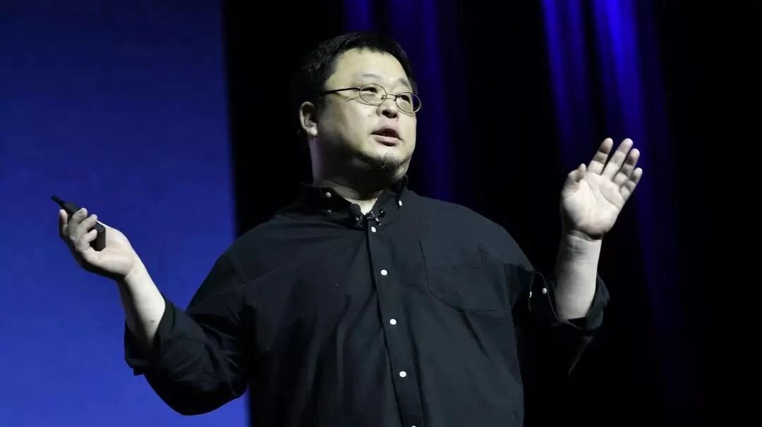 罗永浩踢到钢板了