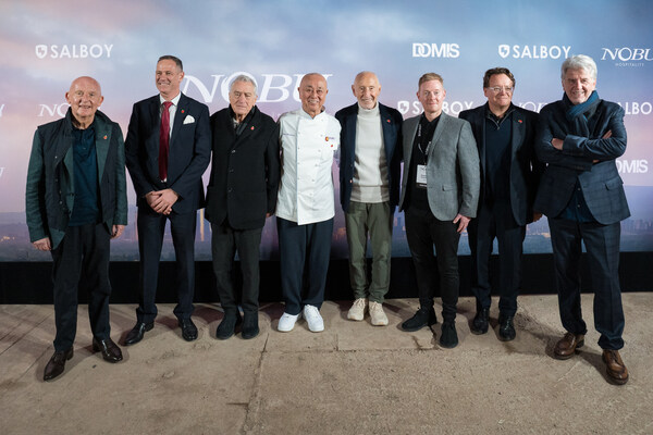 罗伯特•德尼罗( Robert De Niro )与萨尔博伊( Salboy )一起访问曼彻斯特,诺布曼彻斯特破土动工 罗伯特•德尼罗( Robert De Niro )与萨尔博伊( Salboy )一起访问曼彻斯特,诺布曼彻斯特破土动工