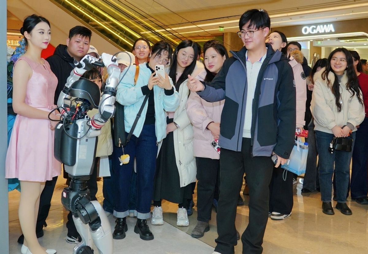 机器人打太极顾客争相互动 联想“乐享壹号”百店行创造消费新范式