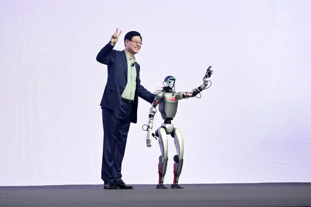 机器人打太极顾客争相互动 联想“乐享壹号”百店行创造消费新范式