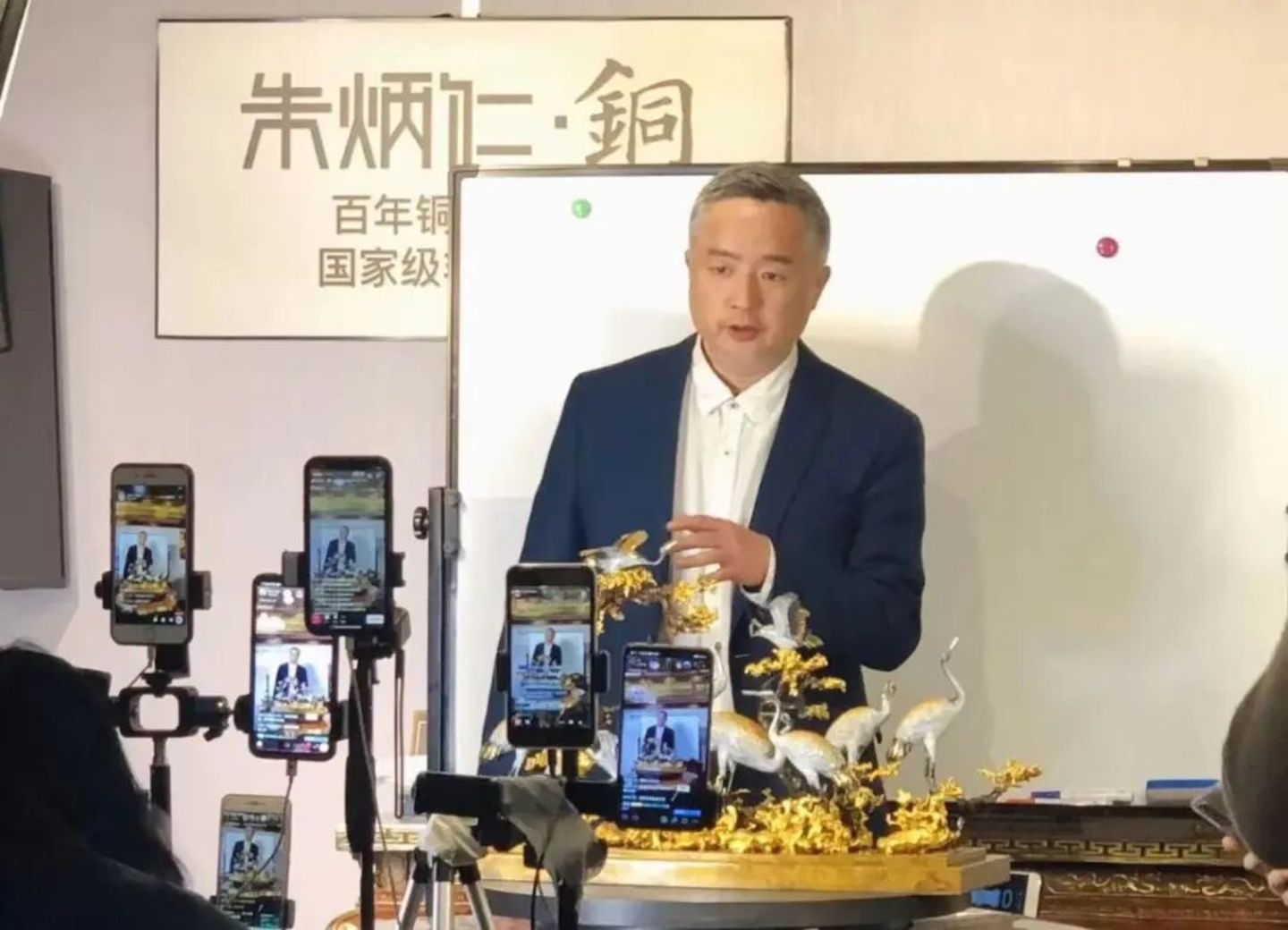 铜师傅市值跌去75%后,朱炳仁铜凭什么上市? 铜师傅市值跌去75%后,朱炳仁铜凭什么上市?