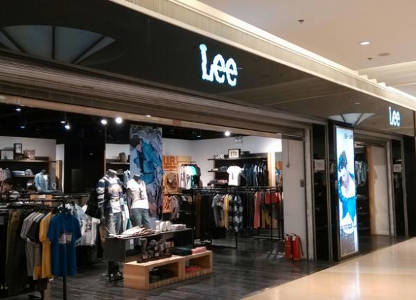 标价10亿卖身，Lee的体面终究撑不住了