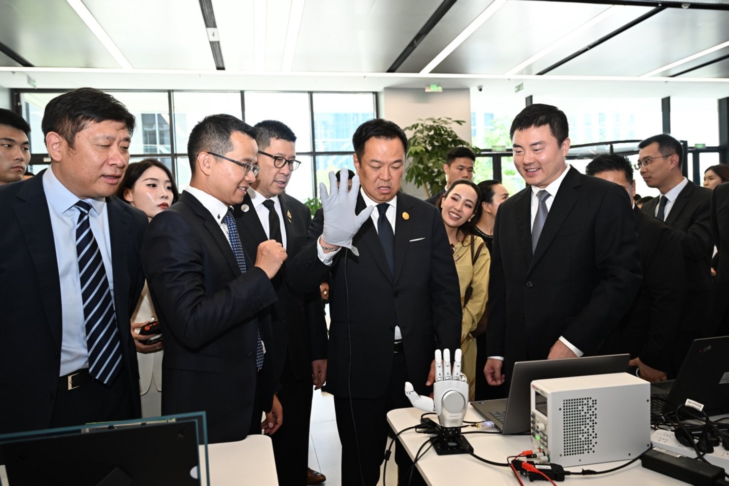  泰国总理阿努廷莅临智元考察交流，点赞中国具身智能