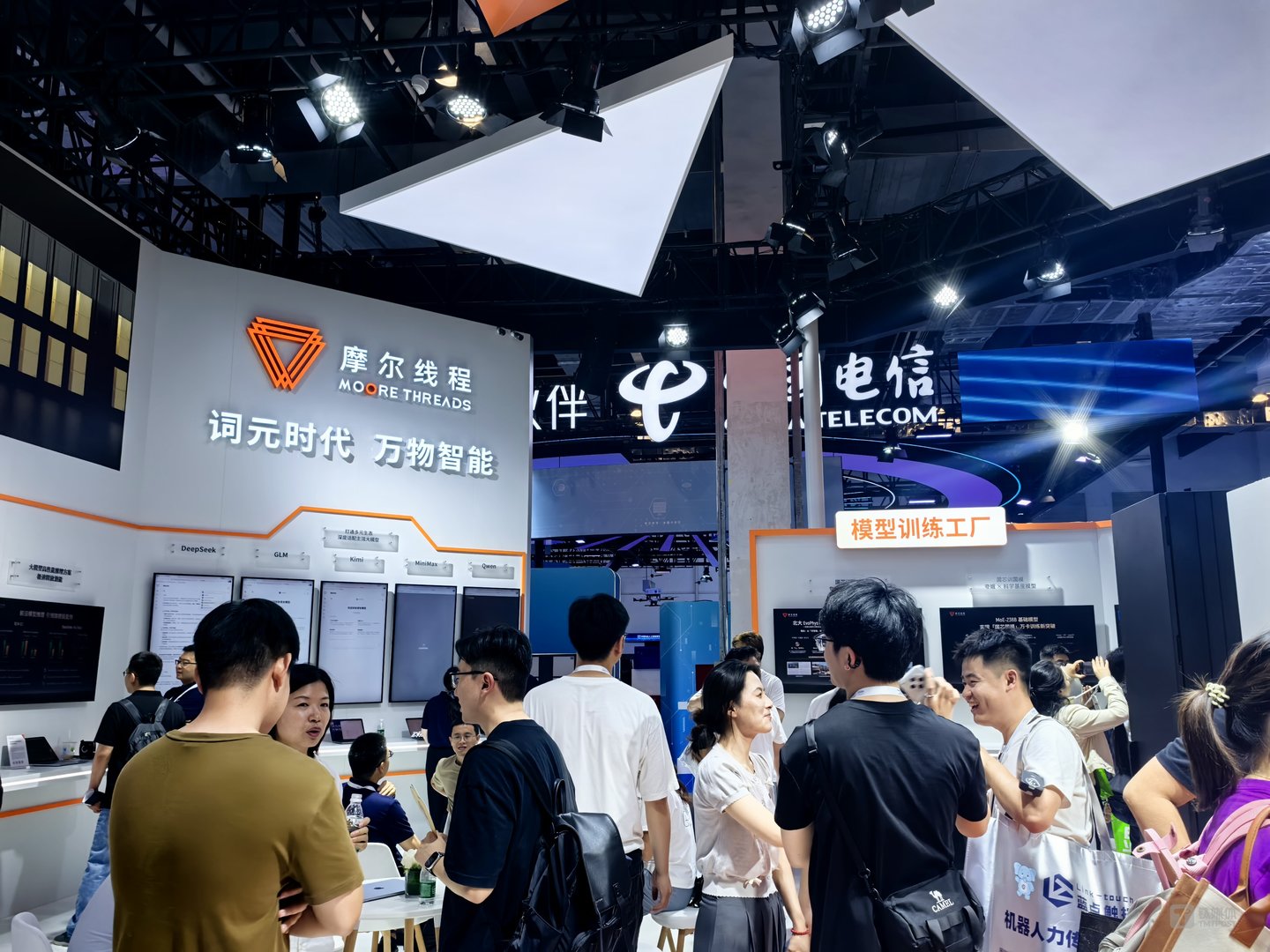 WAIC首日,无论你是否来了,都应该知道这些变化 WAIC首日,无论你是否来了,都应该知道这些变化