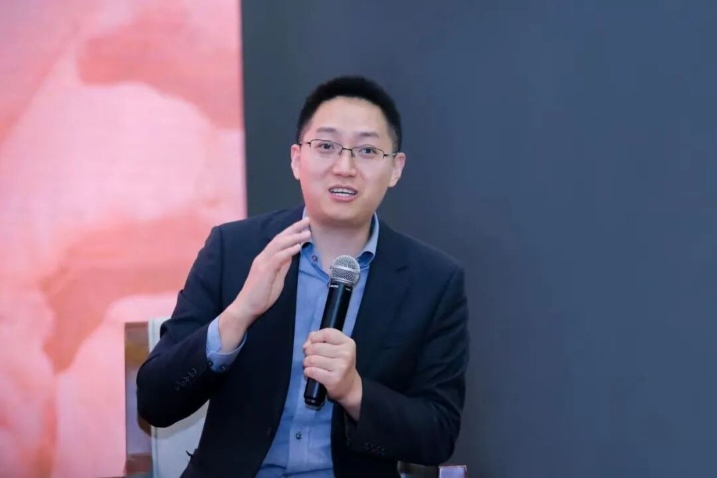 张小龙离任,盛海燕能稳住粉笔吗? 张小龙离任,盛海燕能稳住粉笔吗?