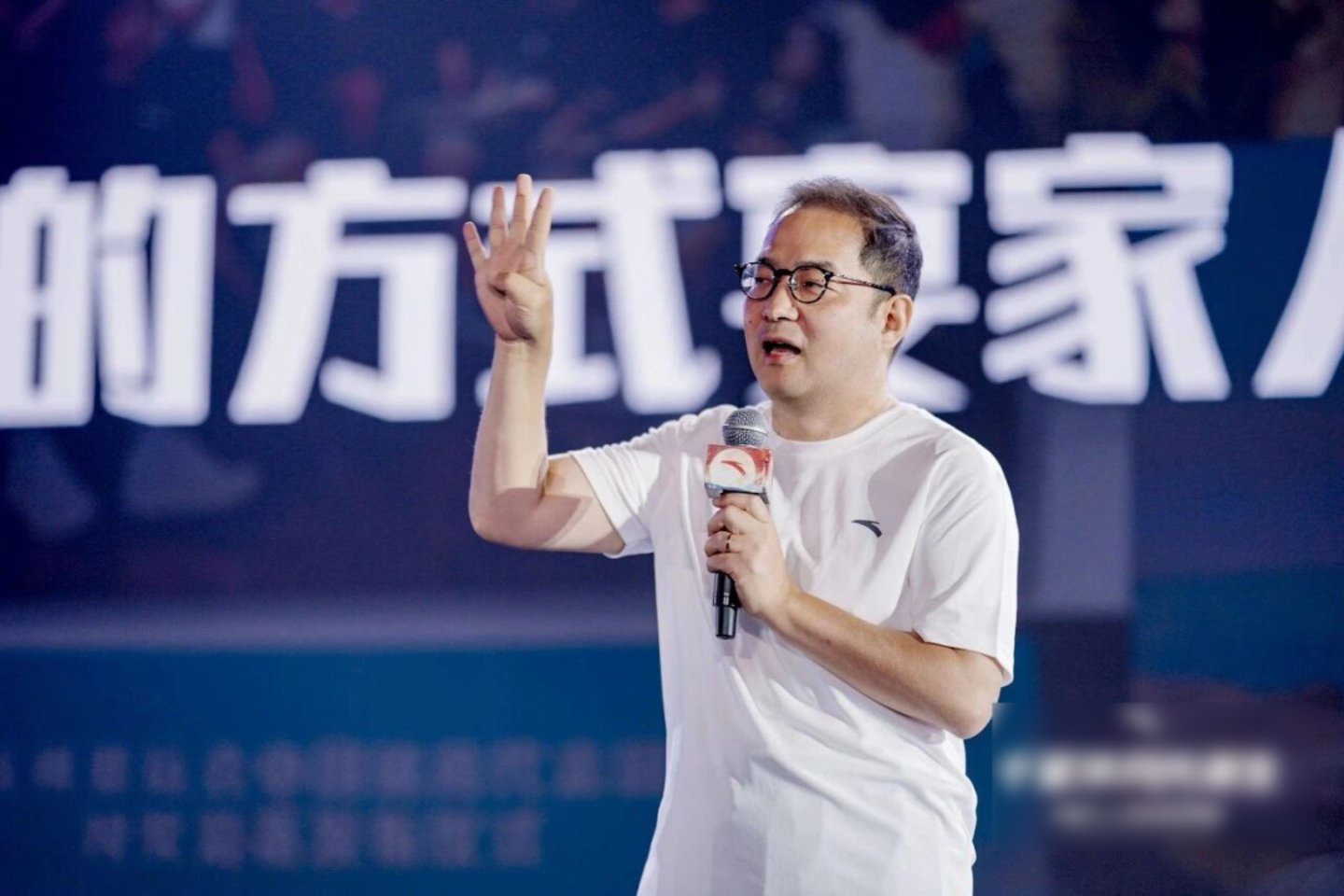 徐阳卸任CEO:零售实验没跑通,安踏必须寻找新打法 徐阳卸任CEO:零售实验没跑通,安踏必须寻找新打法