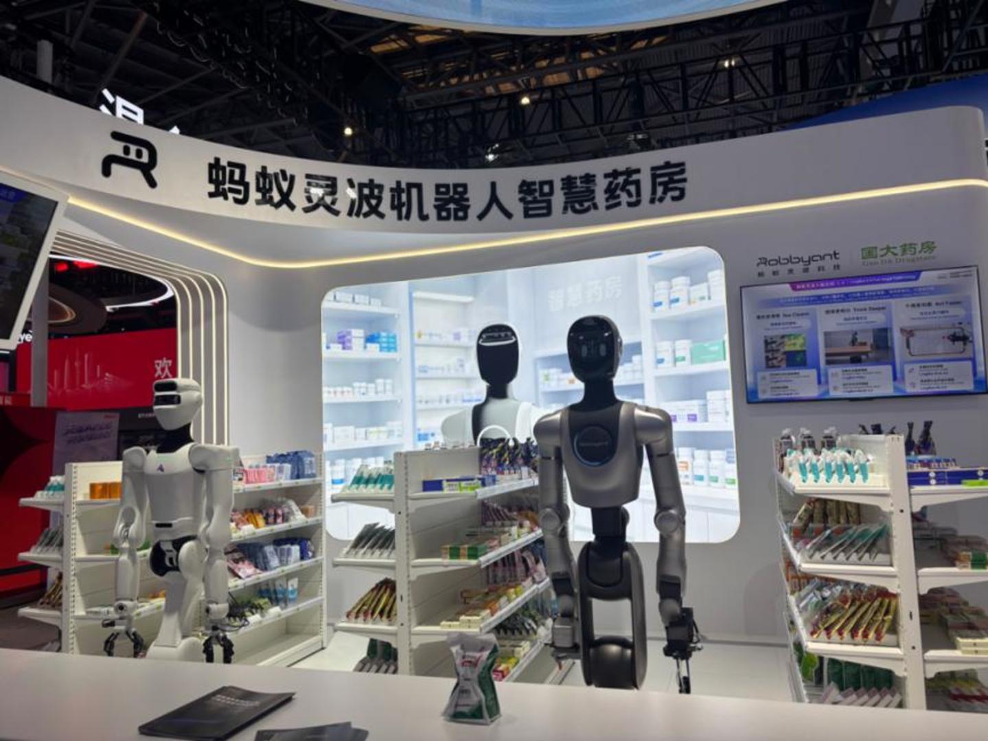 机器人开始打工了,可量产才是生死线|2026 WAIC 机器人开始打工了,可量产才是生死线|2026 WAIC