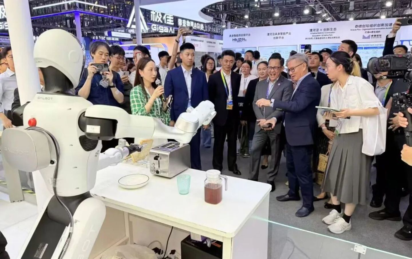 机器人开始打工了,可量产才是生死线|2026 WAIC 机器人开始打工了,可量产才是生死线|2026 WAIC