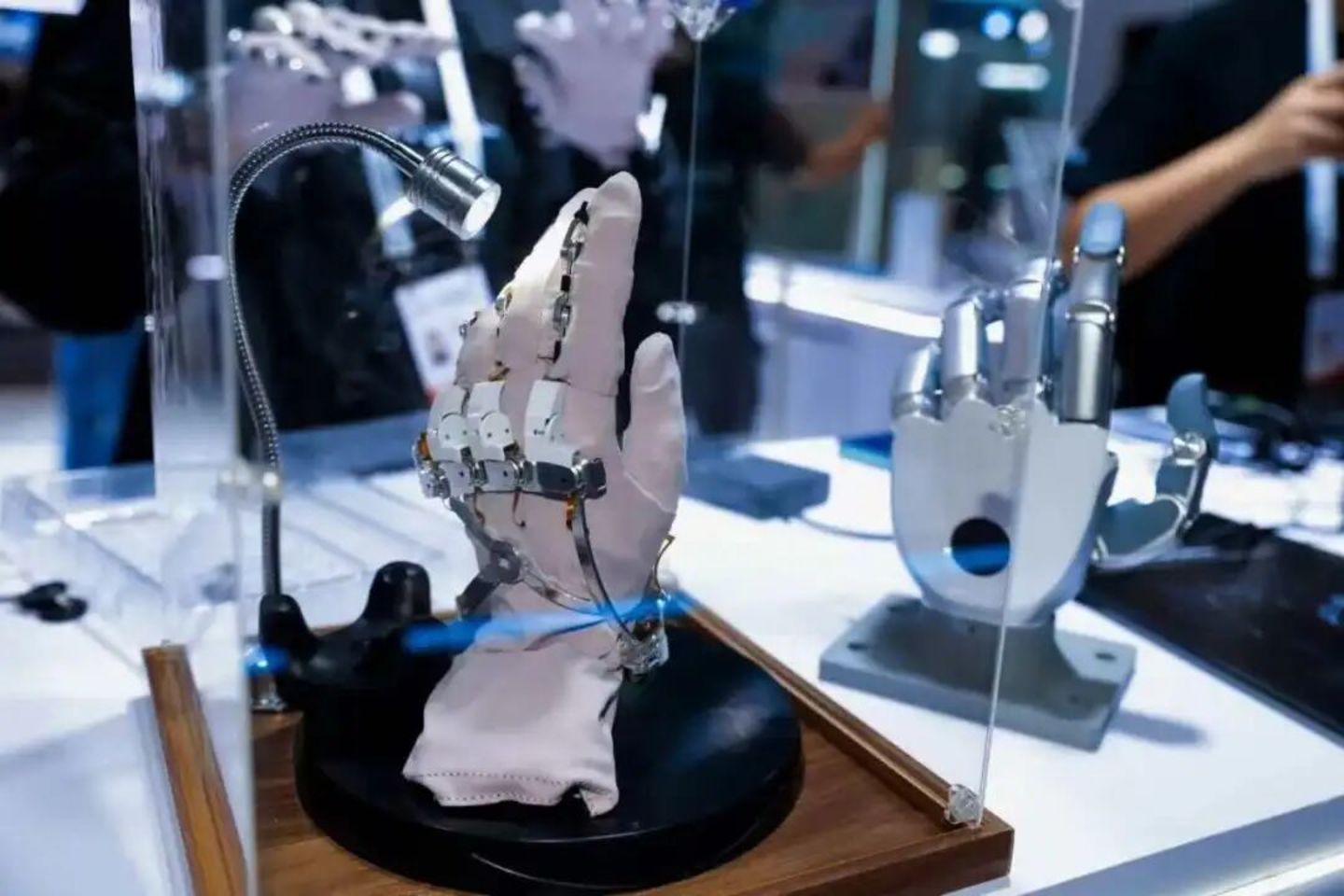 机器人开始打工了,可量产才是生死线|2026 WAIC 机器人开始打工了,可量产才是生死线|2026 WAIC