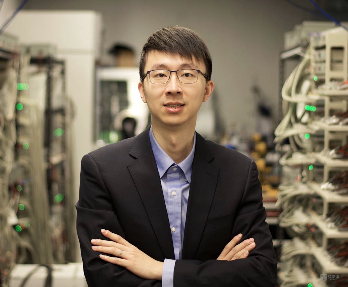 对话小米俞之奡:从泰坦合金到电池,AI正批量制造材料“六边形战士” 对话小米俞之奡:从泰坦合金到电池,AI正批量制造材料“六边形战士”