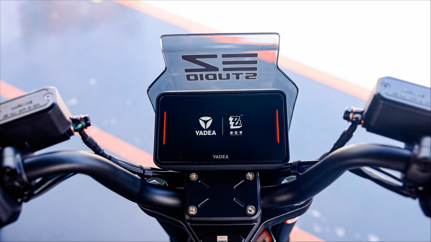  十年雅迪717，“智能痛车” 让Z世代集体“上头”