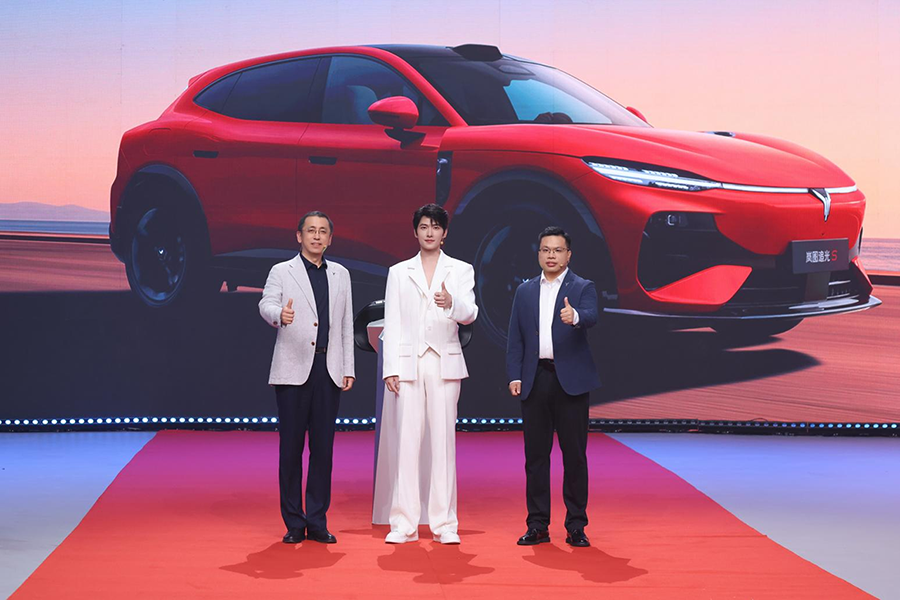 30.99万!岚图追光S正式预售 杨洋当场下订成001号车主 30.99万!岚图追光S正式预售 杨洋当场下订成001号车主