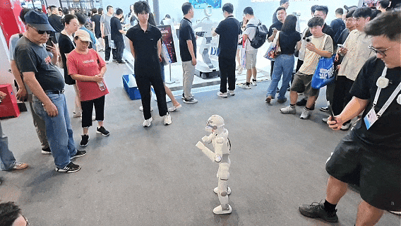  一台88cm的机器人，凭什么让你把TA当家人？