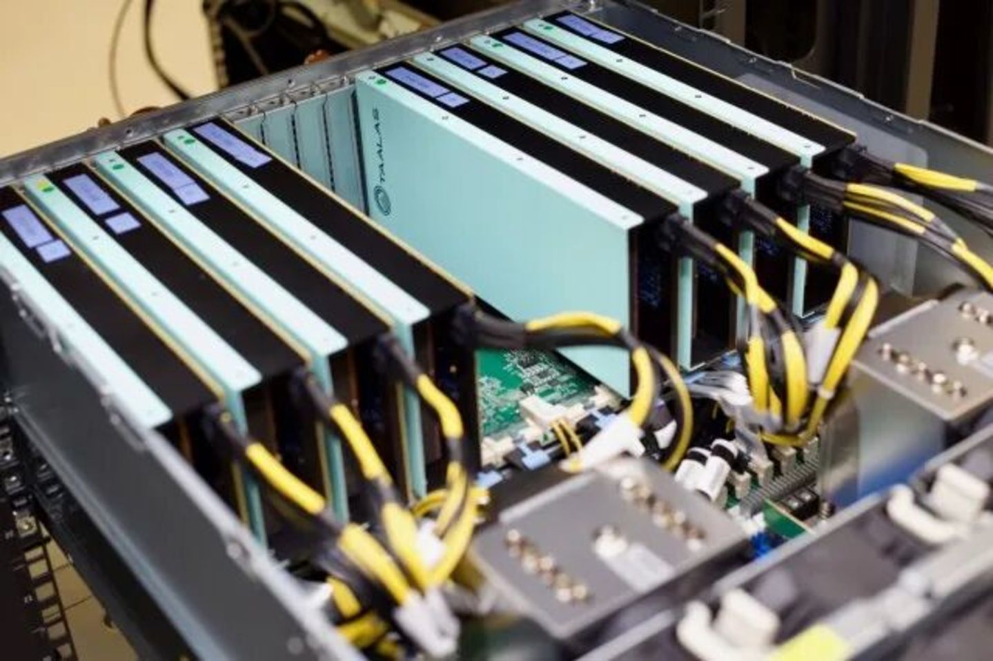 把模型“刻进”AI推理专用芯片里,AMD为什么收购Taalas? 把模型“刻进”AI推理专用芯片里,AMD为什么收购Taalas?