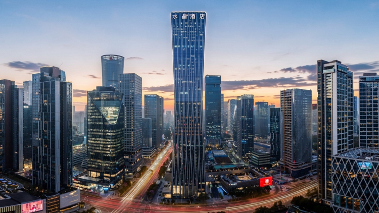 华住二季度业绩稳健并上调全年指引，“品牌引领”提升增长可见度