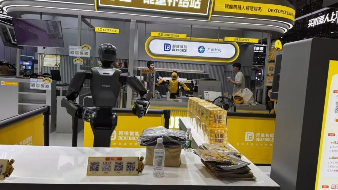 WRC前夜,晚上10点,机器人和人都还没下班 WRC前夜,晚上10点,机器人和人都还没下班