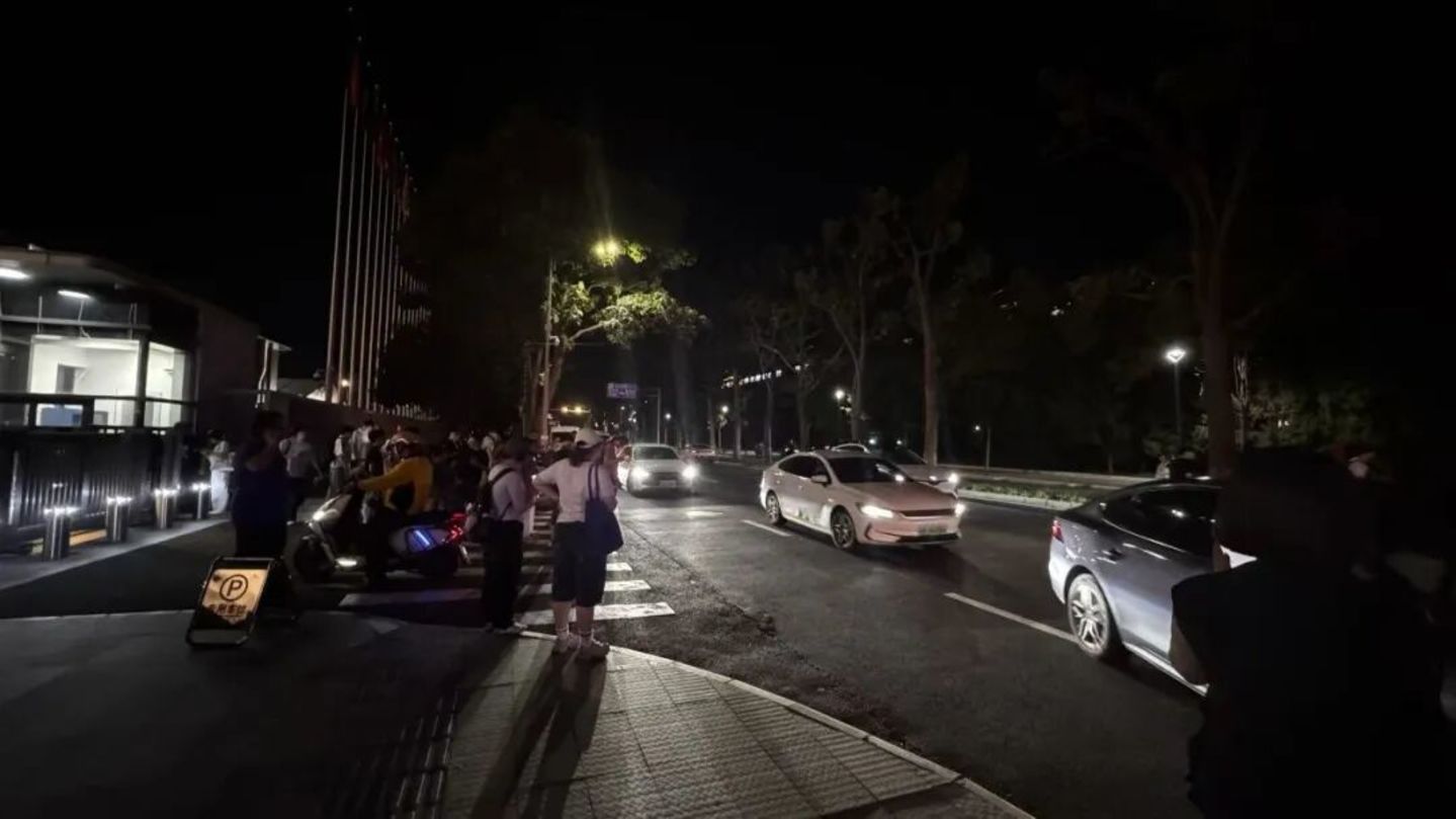 WRC前夜,晚上10点,机器人和人都还没下班 WRC前夜,晚上10点,机器人和人都还没下班