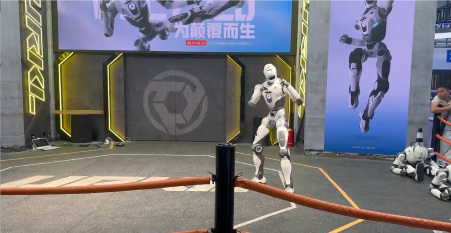 WRC前夜,晚上10点,机器人和人都还没下班 WRC前夜,晚上10点,机器人和人都还没下班
