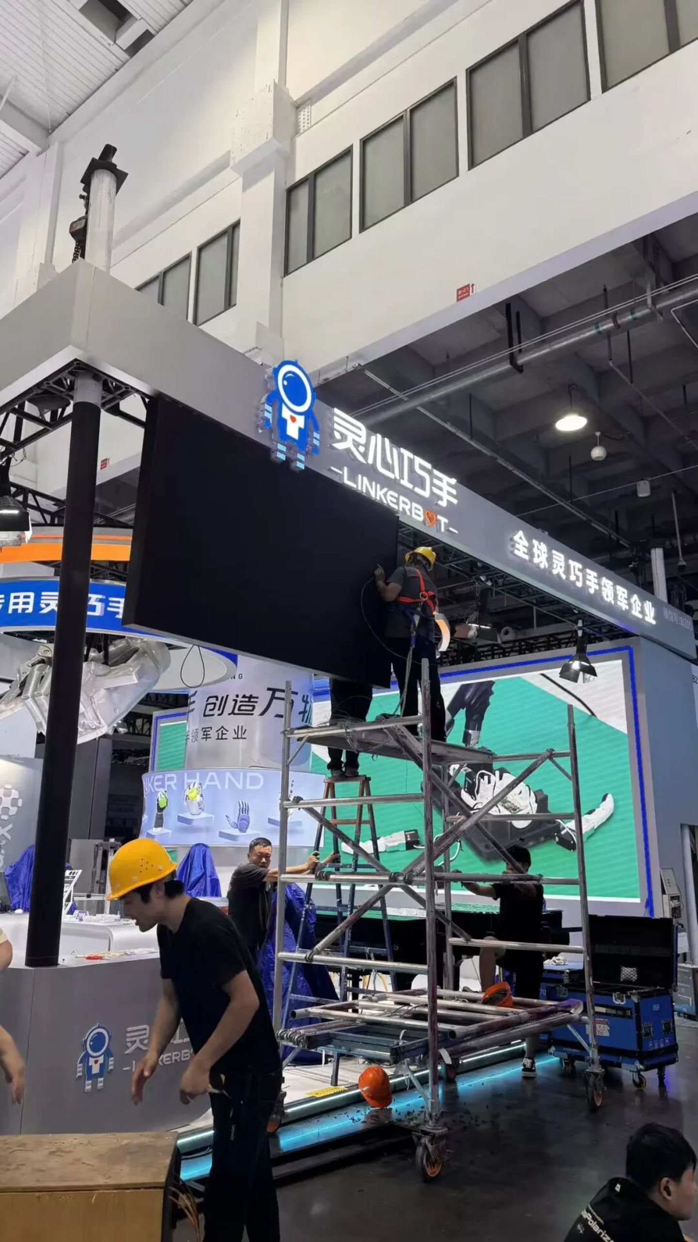 WRC前夜,晚上10点,机器人和人都还没下班 WRC前夜,晚上10点,机器人和人都还没下班