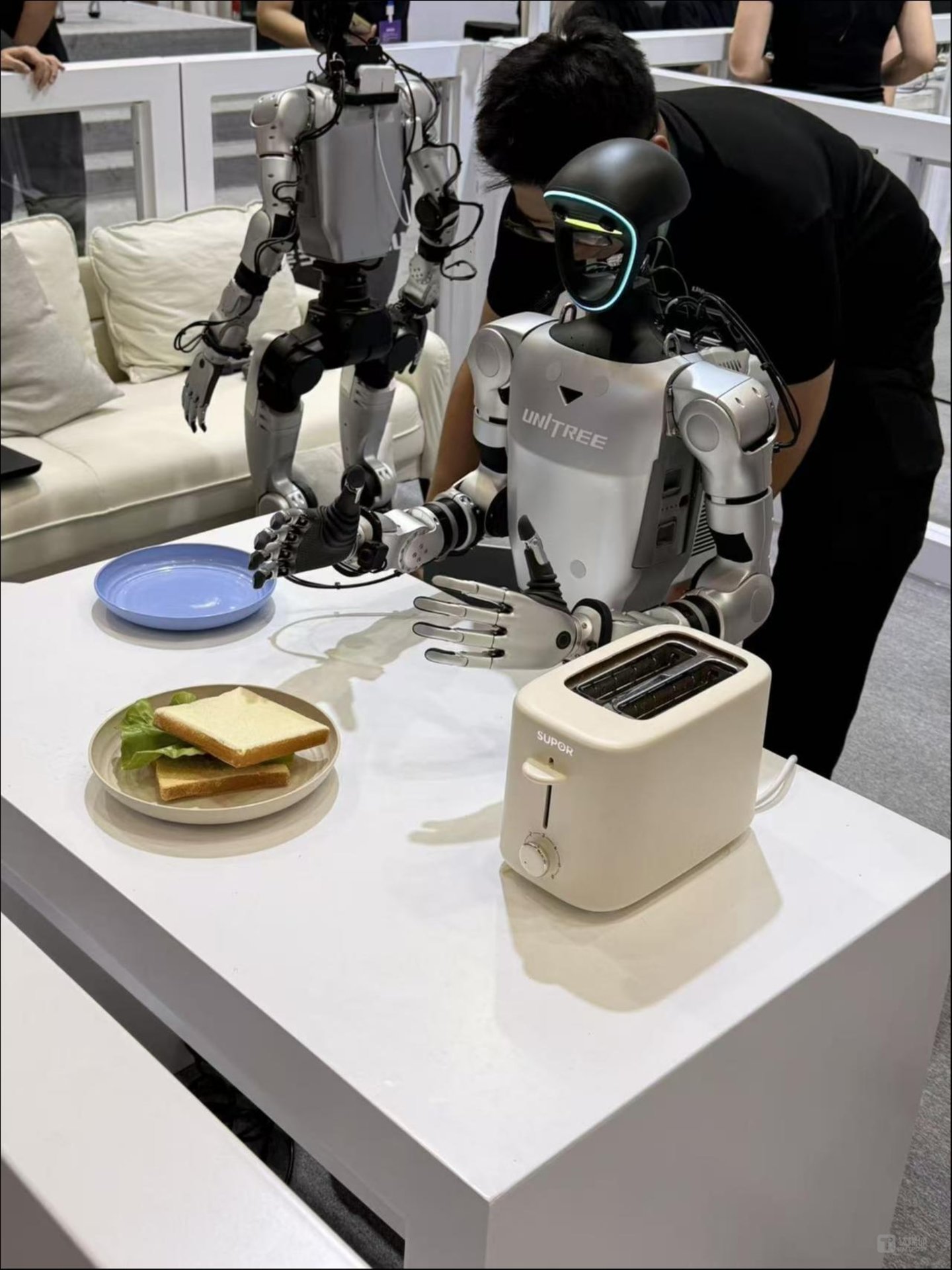 具身智能的“iPhone时刻”尚未到来丨直击WRC2026 具身智能的“iPhone时刻”尚未到来丨直击WRC2026