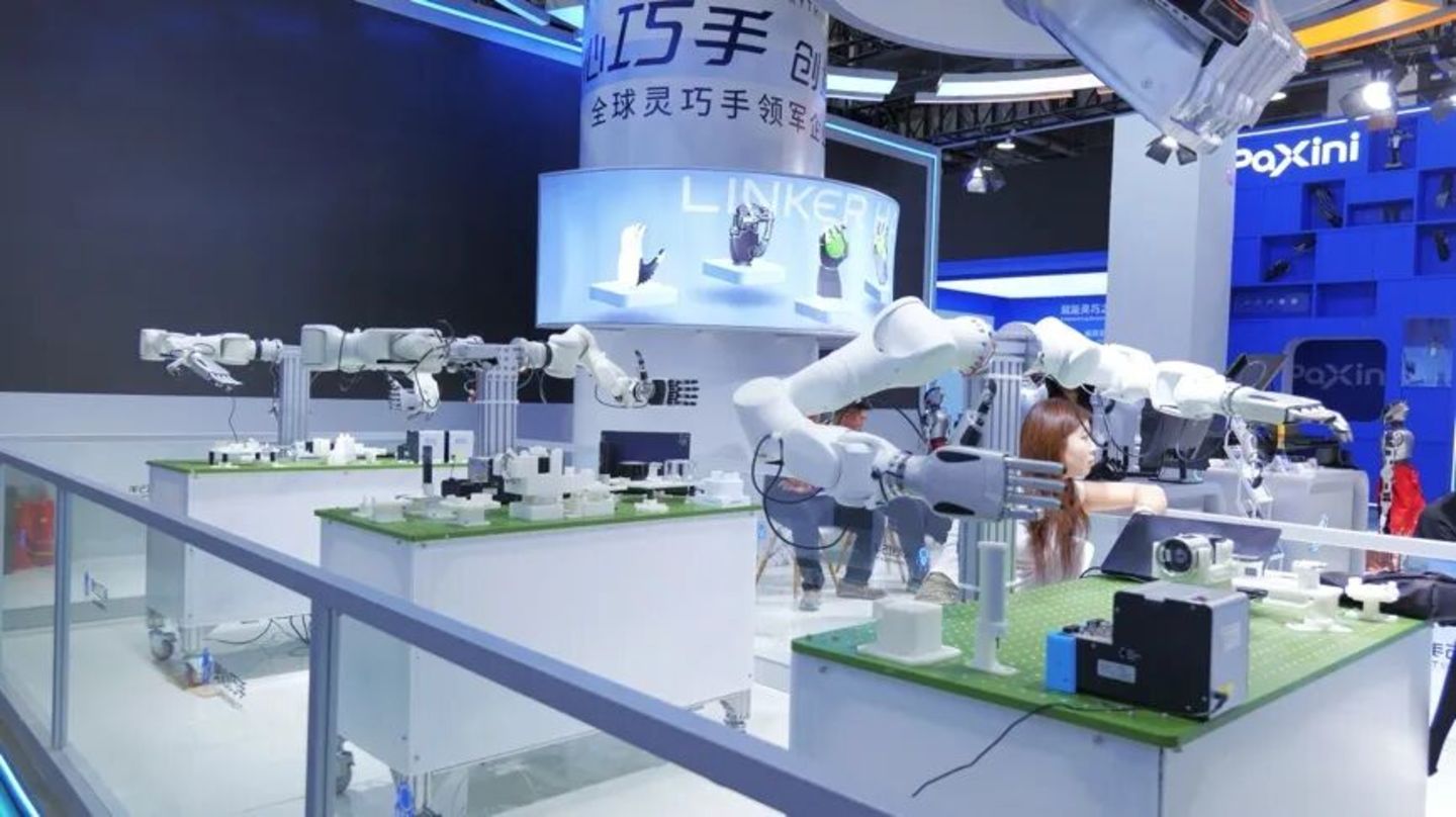  破防了，WRC上的机器人，比我还会过日子