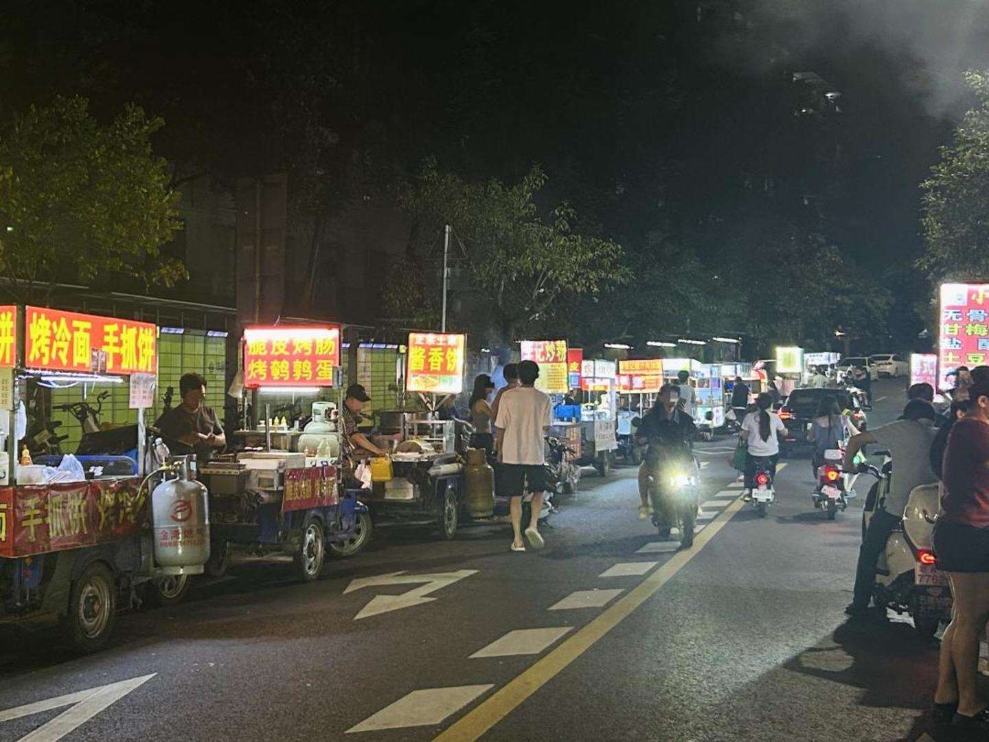  夜市摊位月租27万元，摆摊比开店还烧钱？