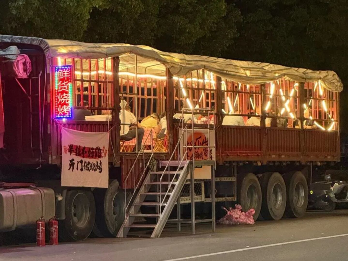  夜市摊位月租27万元，摆摊比开店还烧钱？