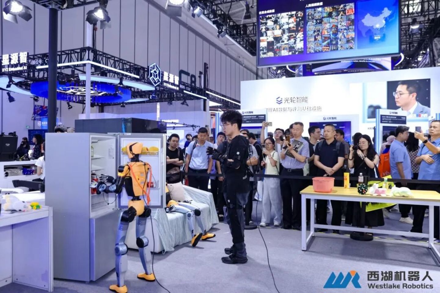 实景实训构建高质量数据闭环,西湖机器人亮相WRC 2026,真机验证人形全身运动操作一体化方案 实景实训构建高质量数据闭环,西湖机器人亮相WRC 2026,真机验证人形全身运动操作一体化方案