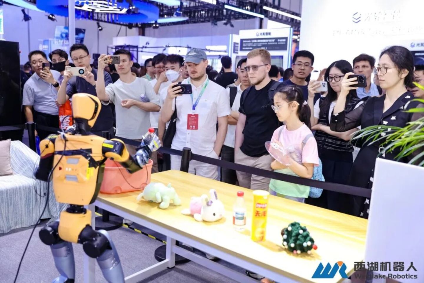 实景实训构建高质量数据闭环,西湖机器人亮相WRC 2026,真机验证人形全身运动操作一体化方案 实景实训构建高质量数据闭环,西湖机器人亮相WRC 2026,真机验证人形全身运动操作一体化方案