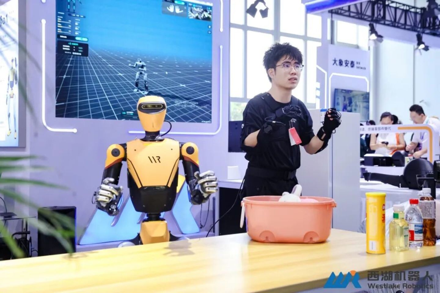 实景实训构建高质量数据闭环,西湖机器人亮相WRC 2026,真机验证人形全身运动操作一体化方案 实景实训构建高质量数据闭环,西湖机器人亮相WRC 2026,真机验证人形全身运动操作一体化方案