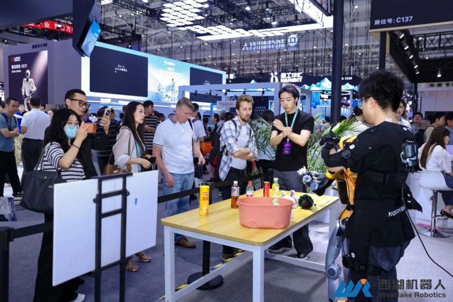 实景实训构建高质量数据闭环,西湖机器人亮相WRC 2026,真机验证人形全身运动操作一体化方案 实景实训构建高质量数据闭环,西湖机器人亮相WRC 2026,真机验证人形全身运动操作一体化方案