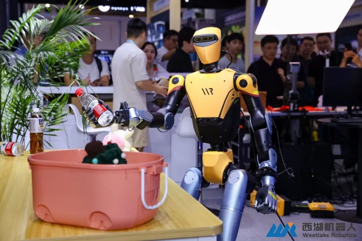 实景实训构建高质量数据闭环,西湖机器人亮相WRC 2026,真机验证人形全身运动操作一体化方案 实景实训构建高质量数据闭环,西湖机器人亮相WRC 2026,真机验证人形全身运动操作一体化方案