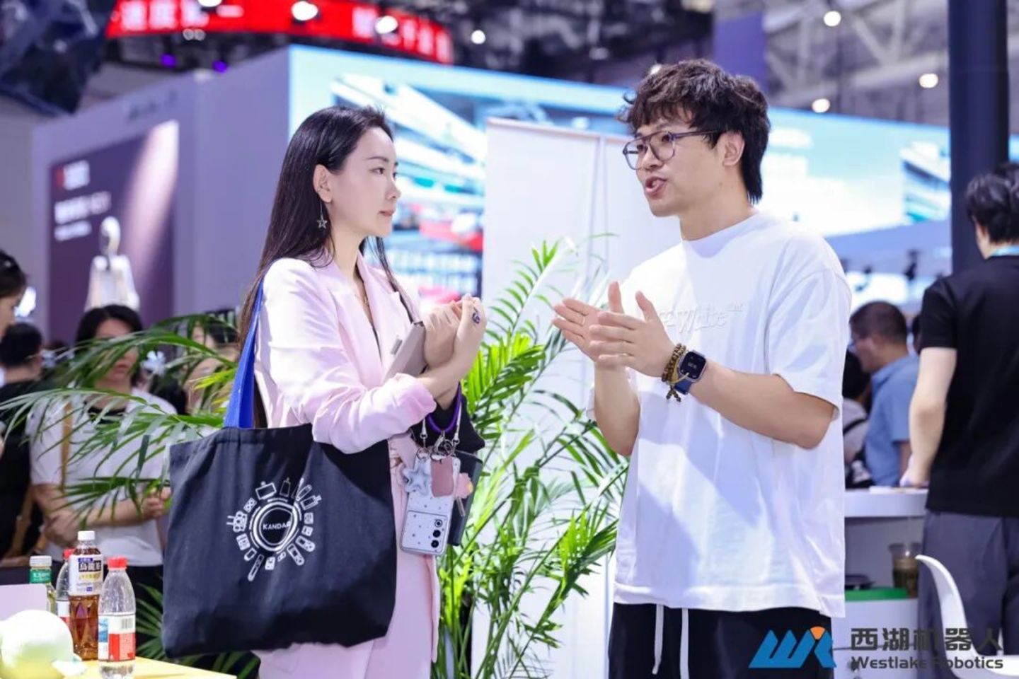 实景实训构建高质量数据闭环,西湖机器人亮相WRC 2026,真机验证人形全身运动操作一体化方案 实景实训构建高质量数据闭环,西湖机器人亮相WRC 2026,真机验证人形全身运动操作一体化方案