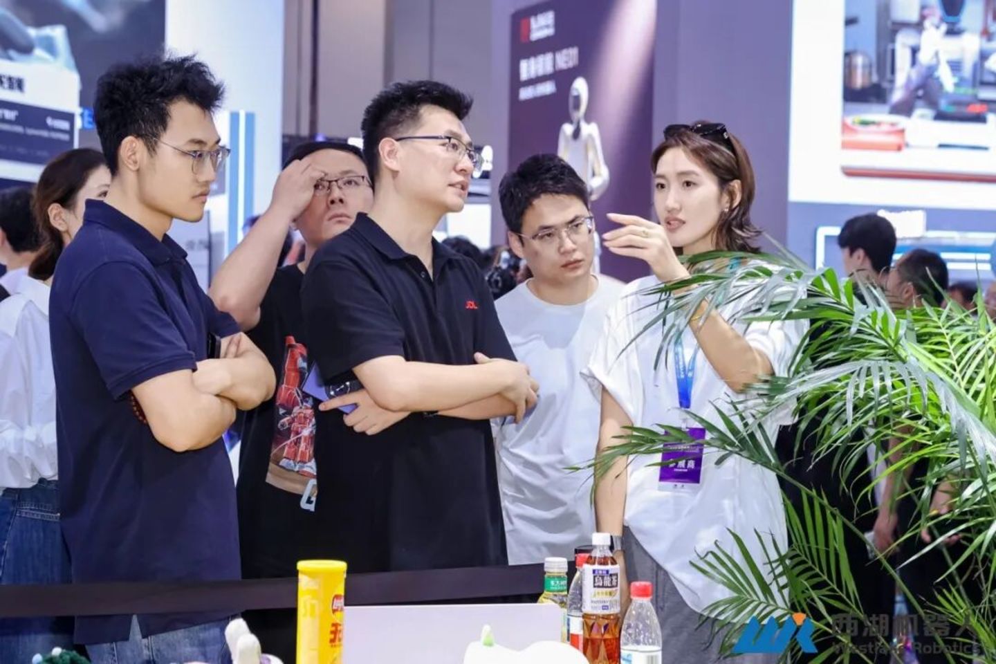 实景实训构建高质量数据闭环,西湖机器人亮相WRC 2026,真机验证人形全身运动操作一体化方案 实景实训构建高质量数据闭环,西湖机器人亮相WRC 2026,真机验证人形全身运动操作一体化方案