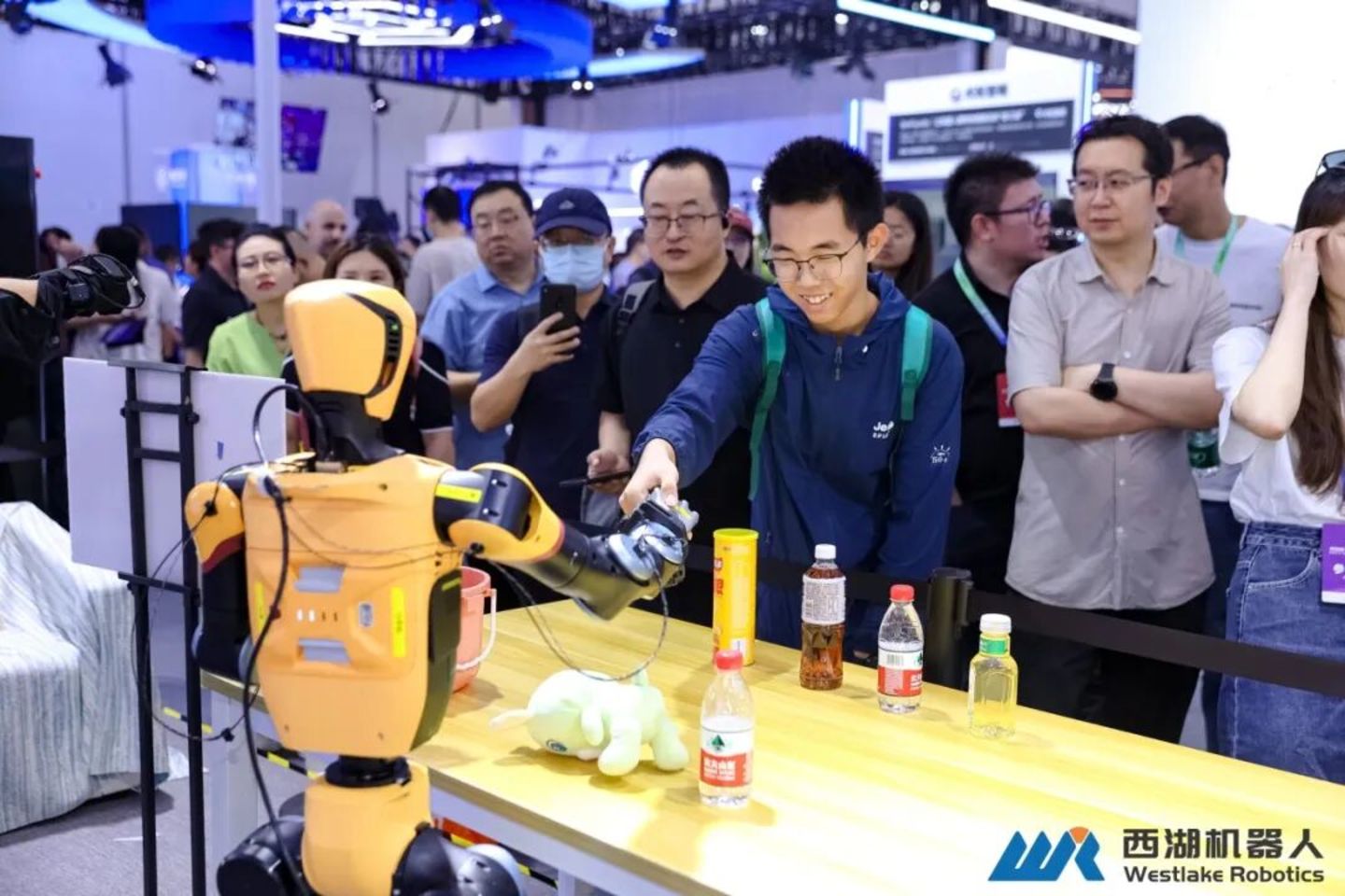 实景实训构建高质量数据闭环,西湖机器人亮相WRC 2026,真机验证人形全身运动操作一体化方案 实景实训构建高质量数据闭环,西湖机器人亮相WRC 2026,真机验证人形全身运动操作一体化方案