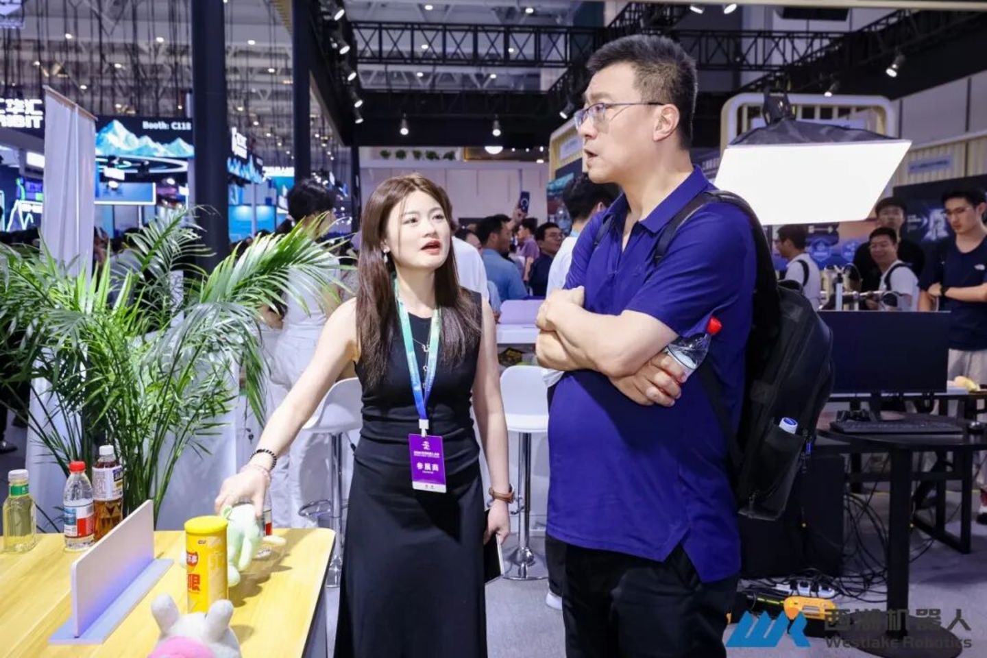 实景实训构建高质量数据闭环,西湖机器人亮相WRC 2026,真机验证人形全身运动操作一体化方案 实景实训构建高质量数据闭环,西湖机器人亮相WRC 2026,真机验证人形全身运动操作一体化方案