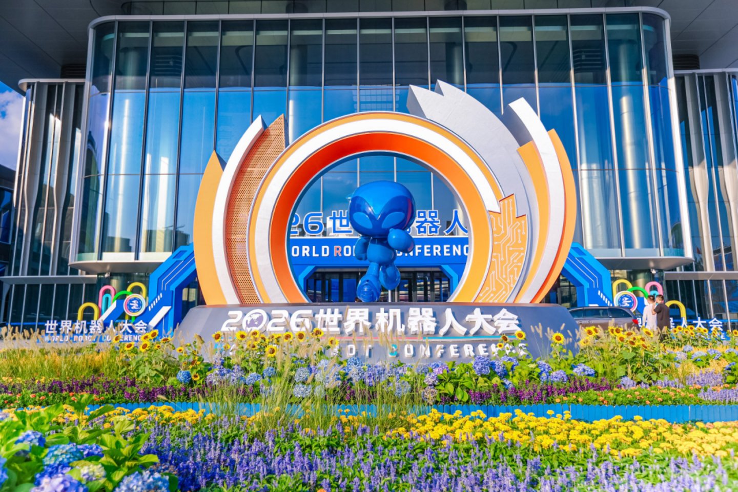  WRC 2026：展台上练抓取，展台下抢闭环
