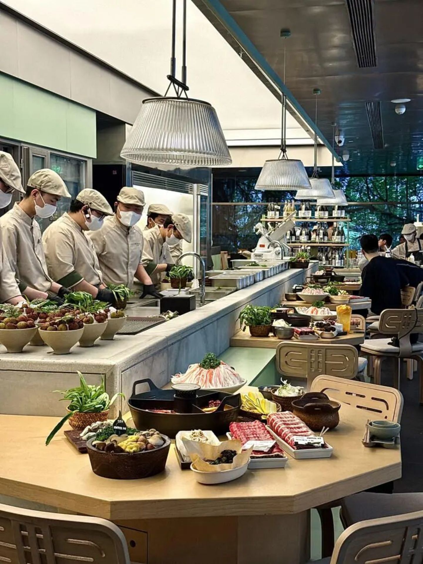  商场掀起板前潮，多品牌扎堆入局，餐饮消费逻辑正发生转变