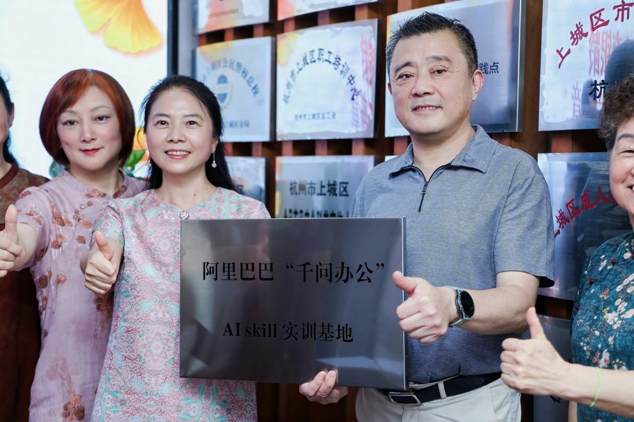 杭州老人掀起AI学习热潮：以前领鸡蛋 现在“抢”Token 