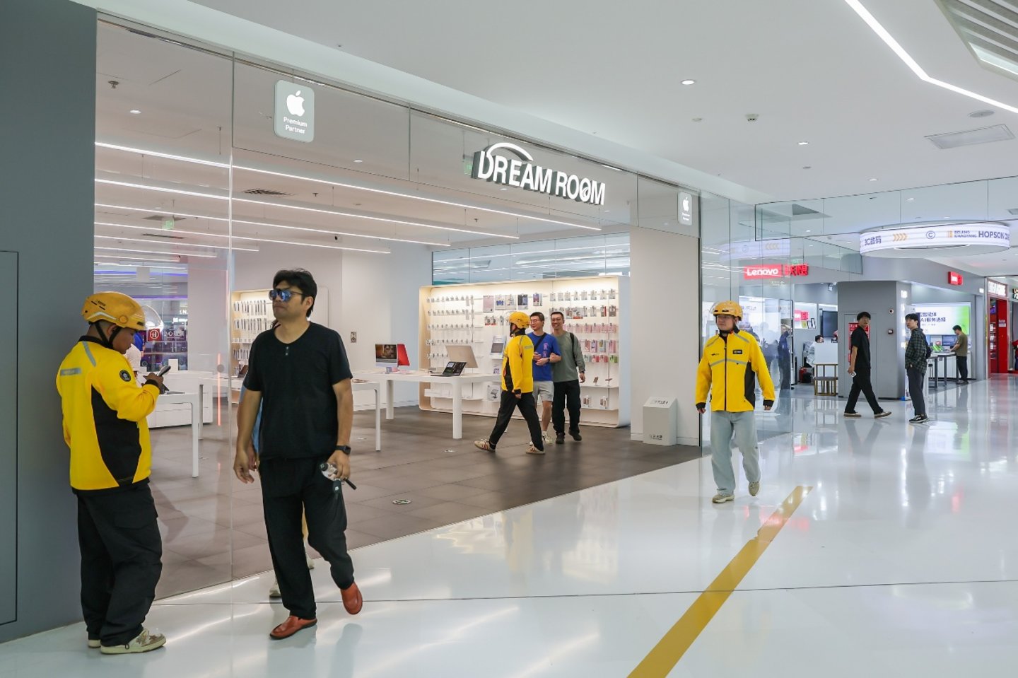 华为苹果小米新品齐聚美团闪购首发,手机品牌抢滩“30分钟送达” 华为苹果小米新品齐聚美团闪购首发,手机品牌抢滩“30分钟送达”